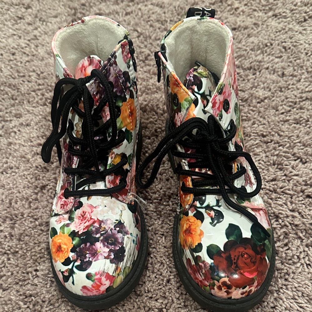 Kids boutique size 2. Floral Kids Boots with Black Laces. Worn one. Super cute.